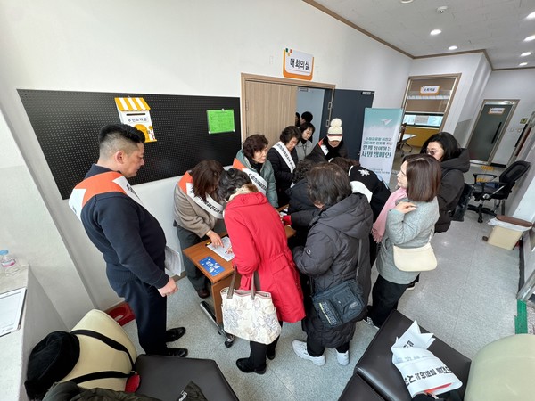 수원군공항 이전 및 경기통합국제공항추진 시민협의회는 26일 영통1동에서 ‘고도제한 완화 현장 서명 캠페인’을 실시했다고 밝혔다.