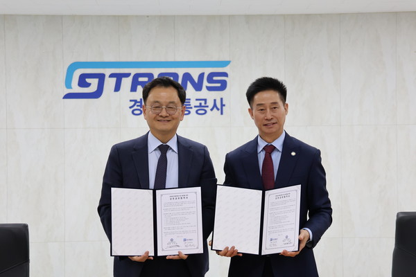  민경선 경기교통공사 사장(왼쪽)과 서정일 미주한인회총연합회 총회장이 업무협약 체결 후 기념촬영을 하고 있다. [사진=경기교통공사]