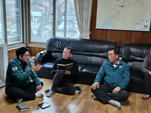안정열 안성시의회 의장(오른쪽)과 최호섭 운영위원장(왼쪽)이 주민들과 현장간담회를 진행하고 있다.