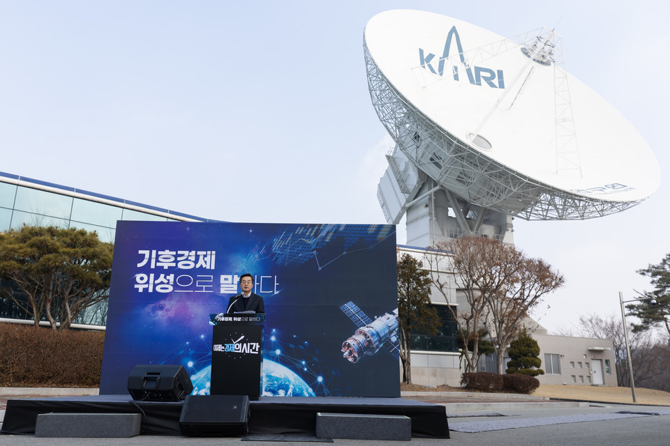 김동연 경기도지사가 지난 26일 여주 SKB위성센터에서 기후경제 비전을 발표하고 있다. [사진=경기도]