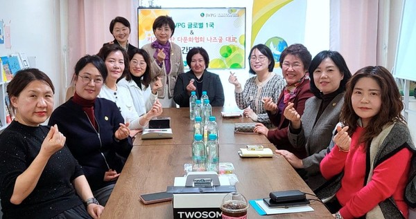 IWPG 글로벌 1국 참석자들과 나즈굴 대표가 함께 기념사진을 촬영하고 있다.