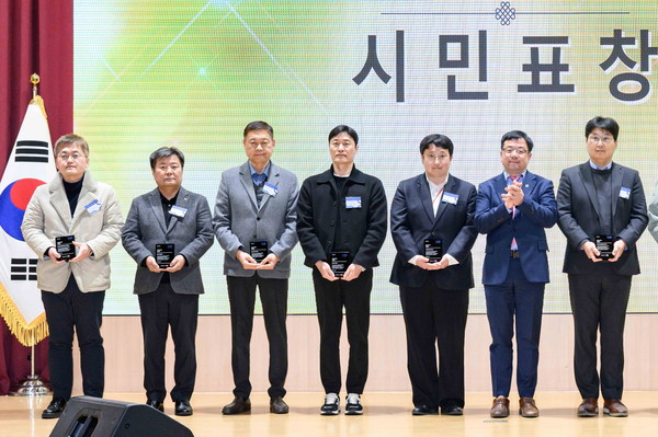 김현수 수원시 제1부시장(오른쪽 2번째)과 성실납세자 인증패를 받은 법인 관계자들이 함께하고 있다. [사진=수원시]