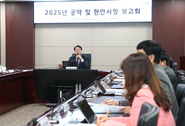 정명근 화성특례시장이 2025년 공약 및 현안사항 보고회에서 모두발언하고 있다. [사진=화성시]