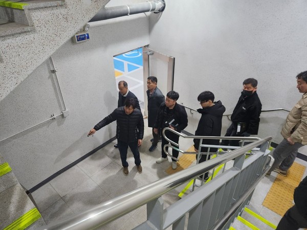 화성도시공사 안전자문단 전문가들이 해빙기 안전사고 위험 요소를 점검하고 있다. [사진=화성도시공사]