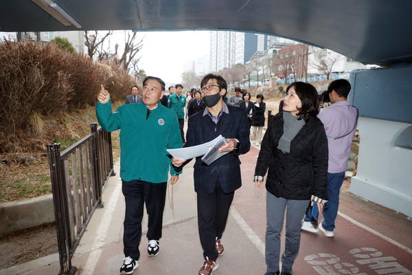 이재식 수원특례시의회 의장이 지난 12일 권선구 주요 민원지역을 찾아 현장 점검을 하고 있다. [사진=수원시의회]