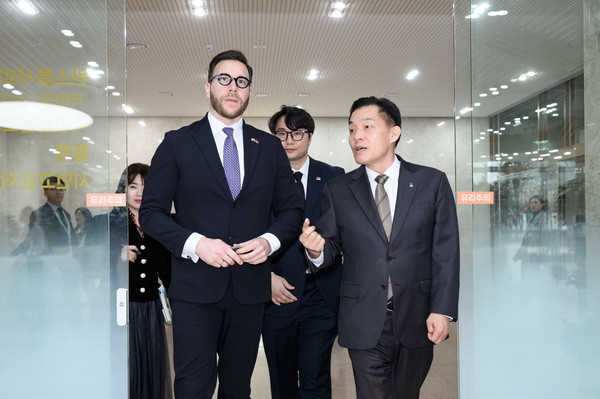 이재준 시장이 네마냐 그르비치 주한 세르비아 대사에게 새빛민원실을 소개하고 있다.
