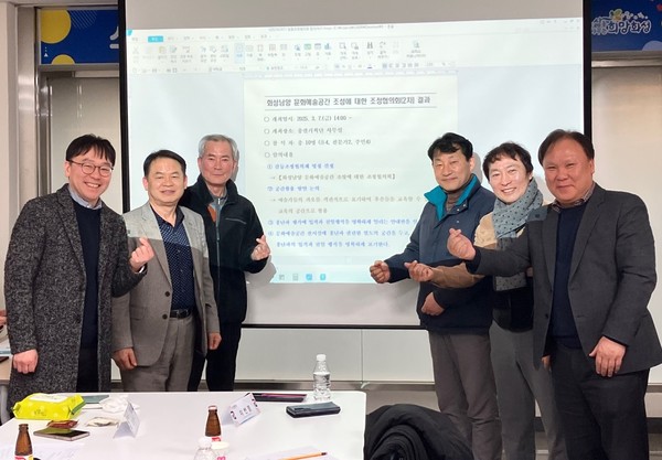7일 열린 공공갈등조정협의회에서 관계자들이 함께 기념 촬영을 하고 있다. [사진=화성특례시]
