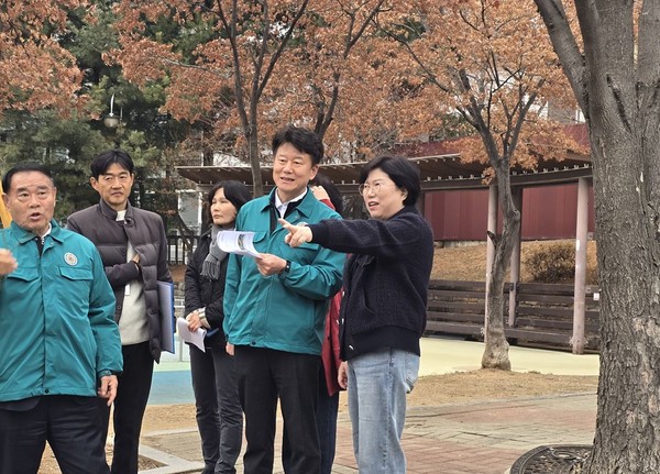이애형 경기도의회 교육행정위원장(오른쪽)이 수원 권선구 관내 주요사업 현장을 찾아 현황을 점검하고 있다. [사진=경기도의회]