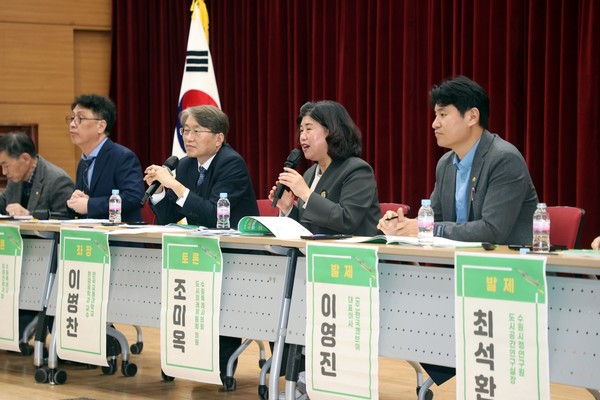 조미옥 의원이 군공항 소음 피해 문제 해결을 위한 토론회에 참석했다 [사진=수원특례시의회]