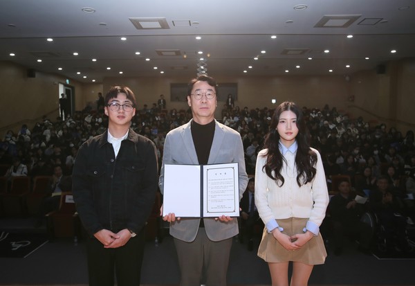 정명근 화성특례시장이 15일 장학관 입사식에서 입사생 대표들과 함께 기념촬영하고 있다