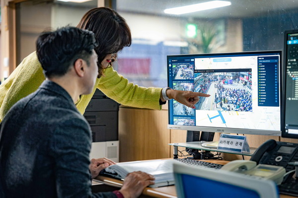 수원시 스마트도시과 관계자들이 AI 카메라 관제 시스템을 확인하고 있다. [사진=수원시]