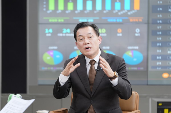 이재준 수원시장이 수원시의 다양한 정보를 시각화한 디지털 대시보드 앞에서 설명을 하고 있다. [사진=수원시]