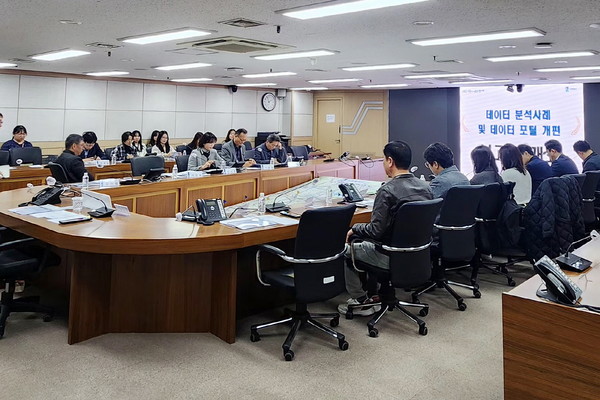 지난해 11월 수원시 데이터 분석 사례 및 데이터 포털 개편 보고회에 참석한 수원시 관계자들이 데이터 분석 사례를 공유하고 있다. [사진=수원시]