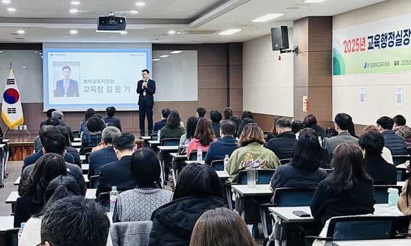 1. 행정실장회의에서 인사말 하는 김윤기 교육장 사진 1부. 2. 청렴다짐나무에 서명하는 행정실장들 사진 1부. 3. 연수를 경청하고 있는 행정실장들 사진 1부.