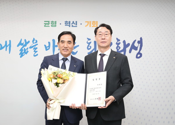 한병홍 신임 화성도시공사 사장(왼쪽)이 18일 취임식을 마치고 정명근 화성특례시장(오른쪽)과 기념촬영을 하고 있다. [사진=화성도시공사]