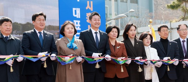 김진경 경기도의회 의장(왼쪽 네번째)은 지난 17일 시흥시 장곡청소년복합센터 기공식에 참석했다. [사진=경기도의회]