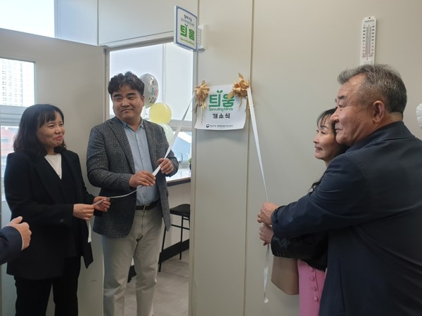 (왼쪽) 안규용 평택보호관찰소장, 소년보호관찰 담당관 윤혜정 / (오른쪽) 이종숙 보호관찰위원, 김영기 보호관찰위원