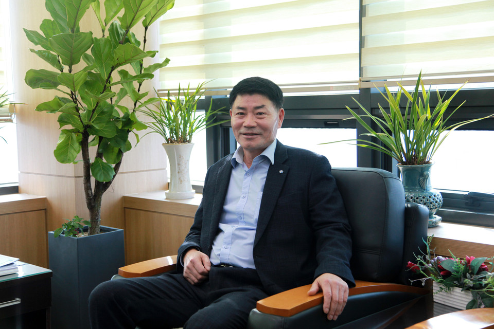 정승만 경기수협 조합장이 인터뷰에 앞서 포즈를 취했다.