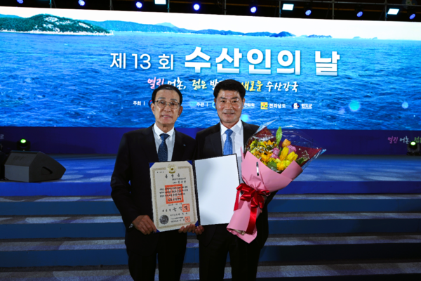 지난해 4월 17일 제13회 수산인의 날 기념식에서 정승만 경기수협 조합장(오른쪽)이 동탑산업훈장 상패를 받고 기념촬영을 하고 있다.