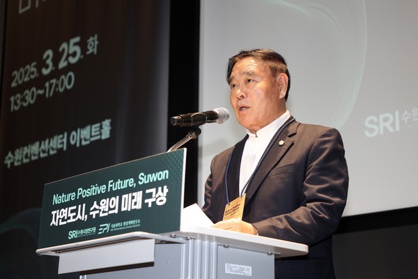이재식 수원특례시의회 의장이 25일 ‘자연도시, 수원의 미래 구상 한·중·일 국제심포지엄’에 참석해 축사를 하고 있다. [사진=수원시의회]