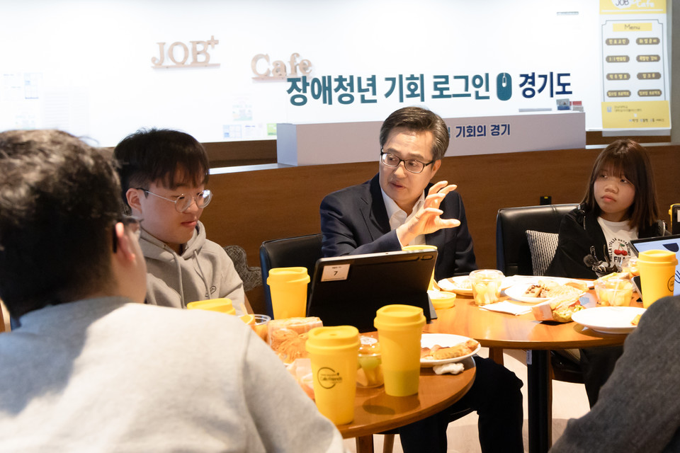 김동연 경기도지사(가운데)가 28일 용인 강남대학교 장애학생 취업동아리(I-CUBE)를 방문해 학생들과 이야기를 나누고 있다. [사진=경기도]