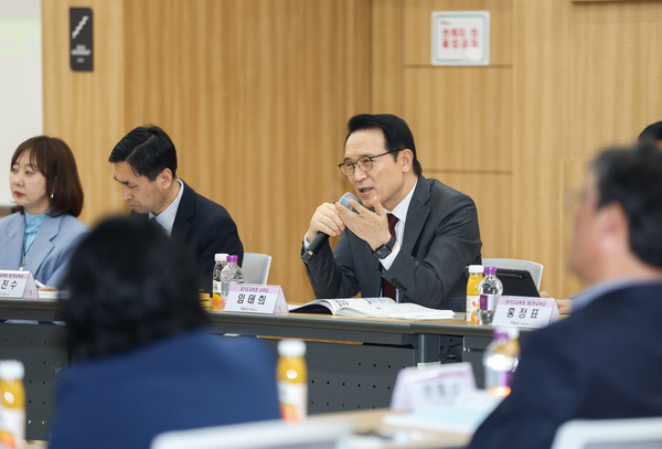 28일 열린 ‘2025년 1분기 직속기관장 협의회’ 현장에서 임태희 경기도교육감이 발언하고 있다. [사진=경기도교육청]