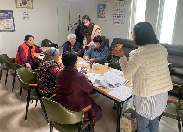 화성시동부출장소 관계자가 28일 병점1동 대창아파트 경로당에서 어르신들을 대상으로 찾아가는 시민 정보화교육을 진행하고 있다.