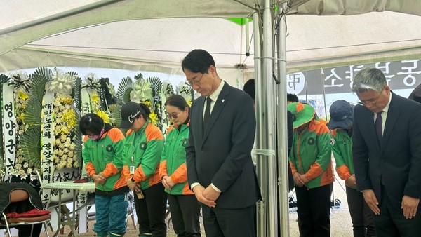 정명근 화성특례시장이 28일 우호도시인 경북 영양군 합동분향소를 방문해 희생자들을 추모하고 있다. [사진=화성시]