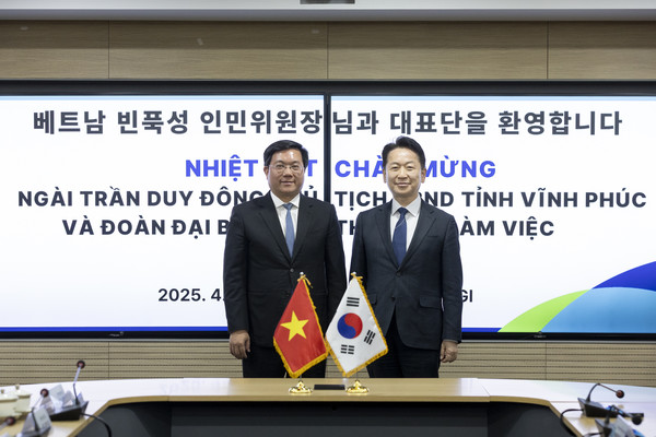 고영인 경기도 경제부지사는 1일 쩐 주이 동(Tran Duy Dong) 베트남 빈푹성 인민위원장과 만나 경제협력 방안에 대해 의견을 나눴다. [사진=경기도]