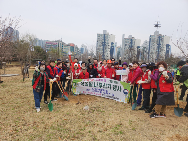 경기산림보호협회와 경기산림문학회 회원들이 2일 수원시 서호꽃뫼공원에서 열린 제80회 식목일 기념 나무심기 행사를 마치고 기념촬영을 하고 있다.