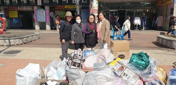 경기문학인협회 정명희 회장(경기산림문학회장)과 화성시 자안리 자원봉사회가 1일 경북 안동 산불 피해 지역을 방문해 구호 물품을 전달했다.