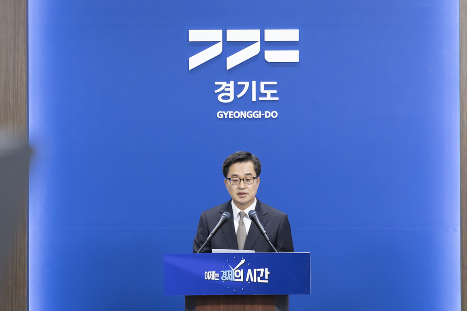 4일 오전 경기도청 브리핑룸에서 김동연 경기도지사가 윤석열 대통령 탄핵심판 선고 관련 입장발표를 하고 있다. [사진=경기도]