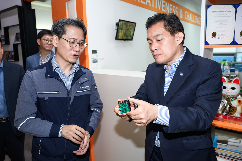 이재준 수원특례시장이 지난해 5월 수원기업새빛펀드 1호 투자기업 ‘코아칩스’를 방문했다.