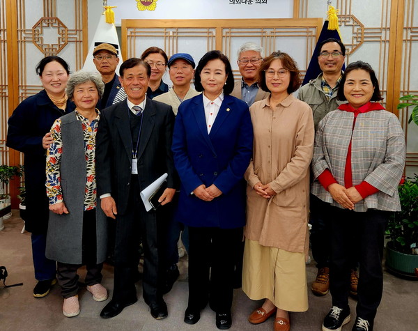 정윤경 경기도의회 부의장(가운데)이 7일 경기도도시농업시민협의회 회원들과 정담회를 마치고 기념촬영을 하고 있다.
