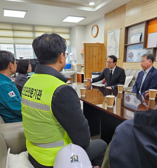 임태희 경기도교육감은 14일 광명 빛가온초 현장을 찾아 살핀 뒤 관계자들과 대응방안을 논의했다. [사진=경기도교육청]