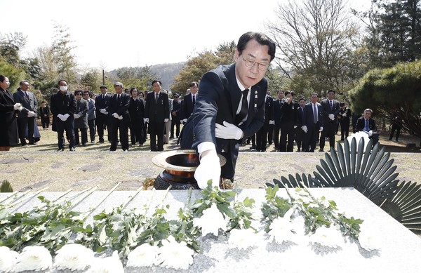 15일 열린 4.15 추모제에서 정명근 화성특례시장이 제암리 순국묘역에 헌화하고 있다. [사진=화성시]