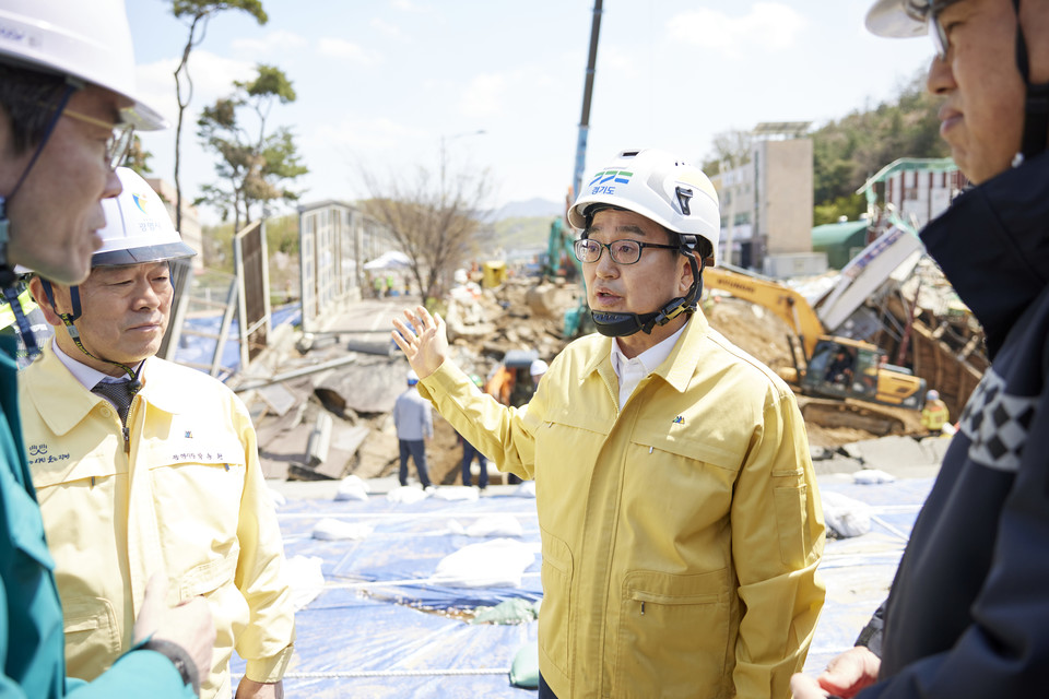 김동연 경기도지사가 15일 광명시 신안산선 붕괴사고 현장을 찾아 상황을 점검하고 있다. [사진=경기도]