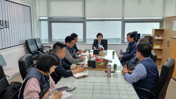 박옥분 경기도의회 의원(가운데)이 17일 민주노총 전국건설노조 수도권남부지역본부 및 산하 지부 간부들과 정담회를 진행하고 있다.