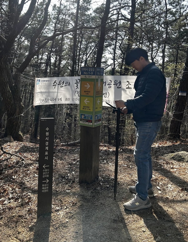 수원시가 광교산과 칠보산 일원에 설치된 경계표시판, 등산로 이정표, 112표지목 등 공공 안내시설물의 위치정보를 전자지도화해 이를 공공기관과 민간 지도 플랫폼에 제공한다.