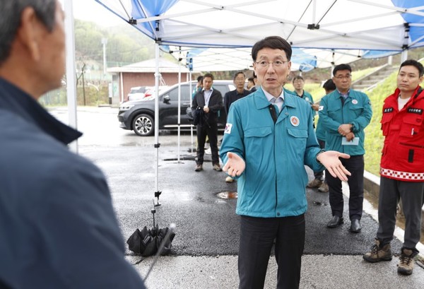 김성중 경기도 행정1부지사는 22일 포천시와 파주시를 찾아 오폭사고와 산불, 대북전단 살포와 관련된 민생 안전 현장을 점검하고 관계자들을 격려했다.