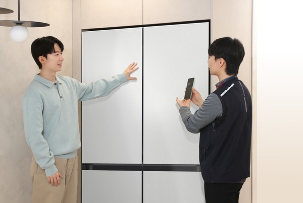 삼성전자서비스 엔지니어가 ‘AI 사전 케어 알림’ 서비스를 통해 방문 수리 서비스를 예약한 ‘AI 구독클럽’ 고객에게 상담을 제공하고 있다. [사진=삼성전자]