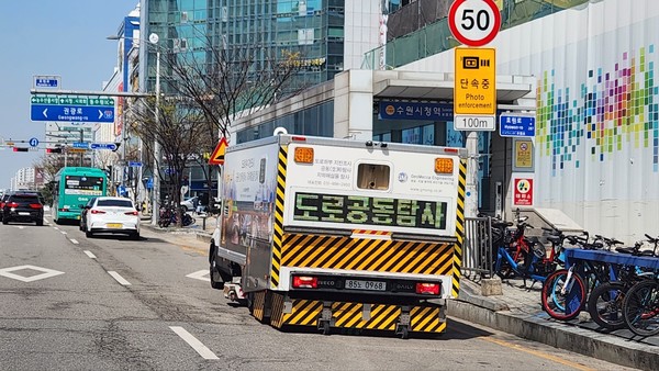수원시가 GPR을 이용해 지반 탐사를 실시하고 있다.