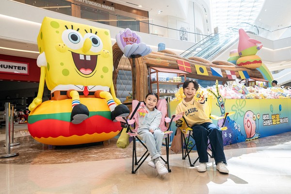 어린이 모델들이 스타필드 하남에서 진행 중인 ‘제5회 벌룬 페스티벌’ 집게리아에서 사진 촬영을 하고 있다.