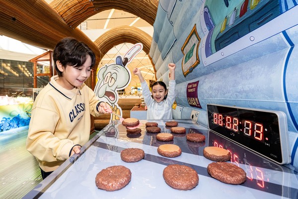 어린이 모델들이 스타필드 하남에서 진행 중인 ‘제5회 벌룬 페스티벌’ 집게리아에서 게임에 참여하고 있다