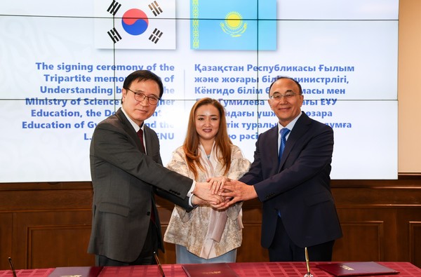 임태희 경기도교육감이 4월 26일(현지시간) 카자흐스탄 아스타나시에 있는 유라시아국립대에서 카자흐스탄 과학고등교육부, 유라시아국립대학교와 업무협약(MOU)을 체결한 뒤 기념촬영을 하고 있다.