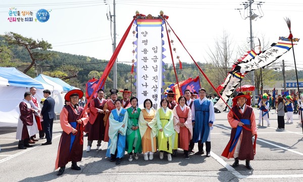 용문산 산나물축제에서 양평군의회 의원들이 기념사진을 촬영하고 있다 [사진=양평군의회]
