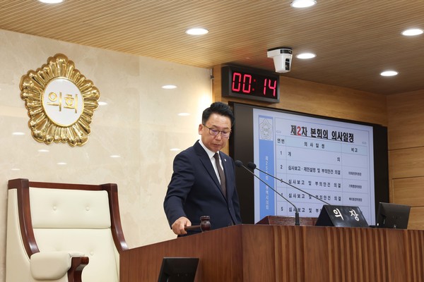 (사진) 제255회 임시회 제2차 본회의에서 의사봉 타봉하는 강정구 의장