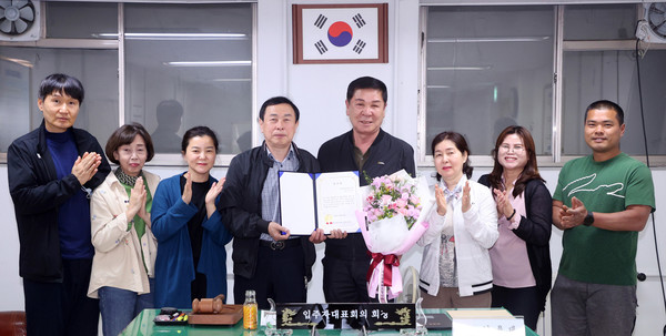 수원특례시의회 유재광 의원이 일월공원 명칭 변경에 기여한 공로로 인근 지역 주민들로부터 감사장을 받았다.
