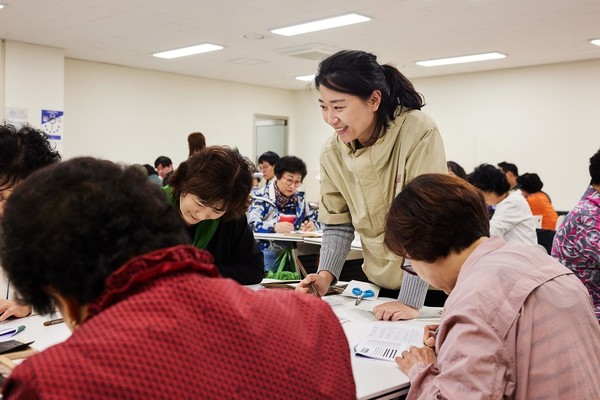 15일 스타필드 시티 부천에서 열린 압화 캘리그래피 클래스에서 ’별꿈 서포터즈‘로 참여한 신세계프라퍼티 직원과 어르신들이 체험 활동을 진행하고 있다. [사진=신세계프라퍼티]