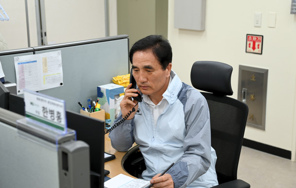 HU공사 한병홍 사장이 현장 중심의 경영 강화와 소통 활성화를 위해 ‘일일 현장 업무 체험’을 하고 있다. [사진=화성도시공사]